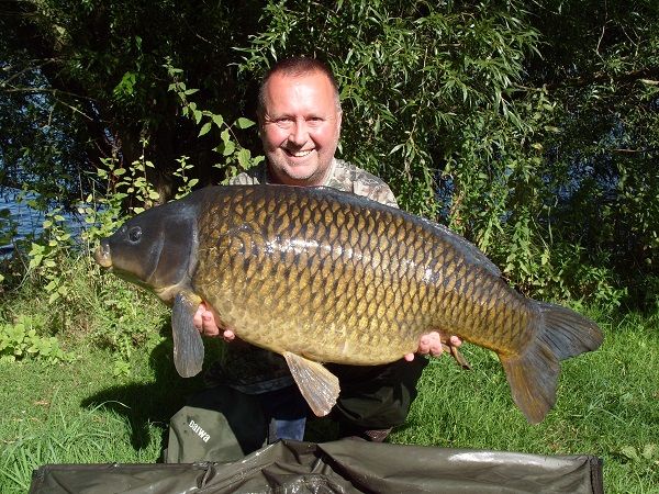 25th August Chris Lilley 34lb 14oz Common from Swan Lake photo 3414.jpg