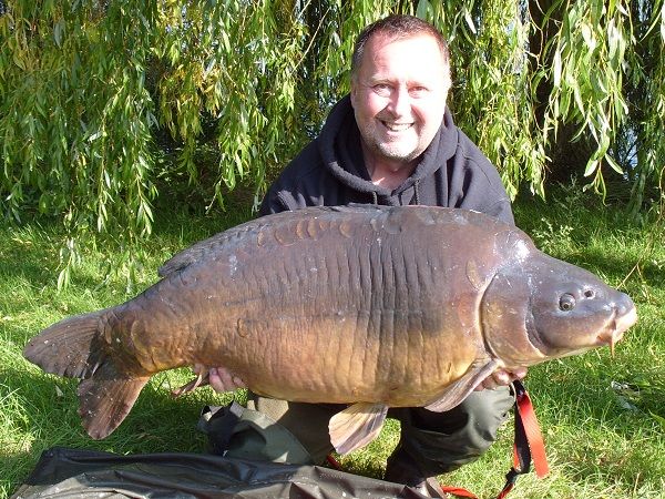 28th Sep Chris Lilley 51lb 09oz Mirror (Dave) from Swan Lake photo 5109.jpg