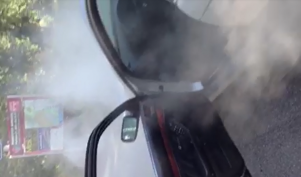 Witte rook uit uitlaat auto bmw #6