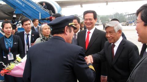 Thủ tưởng Nguyễn Tấn Dũng cùng nguyên Tổng bí thư Lê Khả Phiêu chúc mừng cơ trưởng chuyến bay đầu tiên từ Hà Nội - Phú Quốc của Vietnam Airlines.
