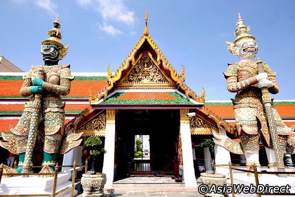 Chùa Wat Phra Kaew thu hút du khách mua vé máy bay đi thái lan
